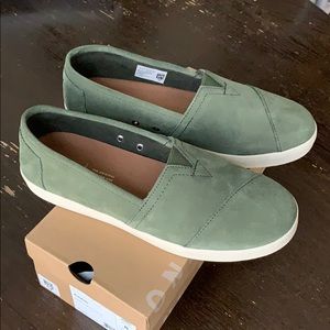 Tom’s Avalon pine silky suede women’s size 8.